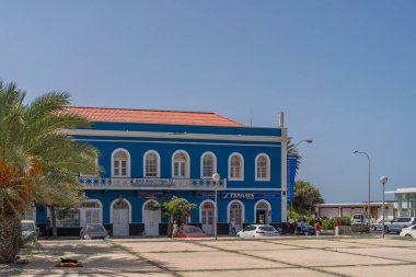 Mindelo, Sao Vicente Adası, Cape Verde - Ekim 07.2023: Mindelo, Cape Verde 'deki Dom Luis parkındaki mavi bina