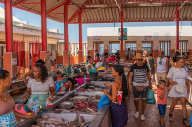 Mindelo, Sao Vicente Adası, Cape Verde - Ekim 07.2023: Kimliği belirsiz insanlar Mindelo balık pazarında balık satıyor.