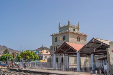 Mindelo, Sao Vicente Adası, Cape Verde - Ekim 07.2023: Belem Kulesi Replic, Sao Vicente ile Mindelo 'nun sokak sahnesi