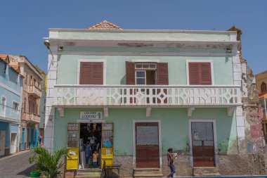 Mindelo, Sao Vicente Adası, Cape Verde - Ekim 07.2023: Renkli binalı Mindelo caddesi