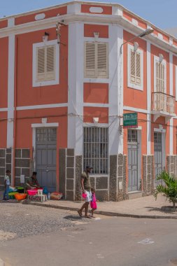 Mindelo, Sao Vicente Adası, Cape Verde - Ekim 07.2023: Renkli binalı Mindelo caddesi