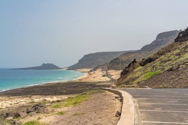 Long Beach 'teki Panorama yolu Sao Vicente Adası, Cape Verde' de beyaz kum ve turkuaz okyanusla dolu.