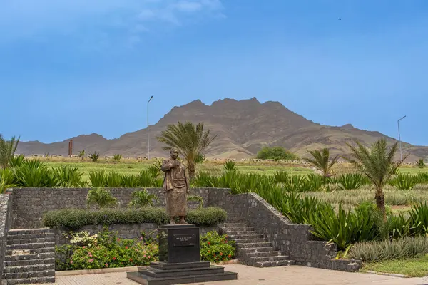 Sao Pedro, Cape Verde - Ekim 06.2023: Cesaria Evora Heykeli Sao Pedro, Mindelo 'daki Cesaria Evora Uluslararası Sao Vicente Havaalanı