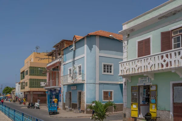 Mindelo, Sao Vicente Adası, Cape Verde - Ekim 07.2023: Renkli binalı Mindelo caddesi