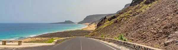 Long Beach 'teki Panorama yolu Sao Vicente Adası, Cape Verde' de beyaz kum ve turkuaz okyanusla dolu.