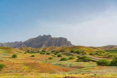 Sao Vicente 'nin arka planında ağaçlar ve yeşil çimenler olan sıradağları mavi gökyüzü, Cape Verde Adaları