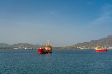 Sao Vicente Adası, Cape Verde 'deki Sao Pedro' nun kaplumbağa kumsalında balıkçı tekneleri.