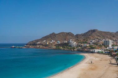 Cape Verde 'deki Sao Vicente Adası' ndaki Mindelo şehrindeki turkuaz Laginha plajının hava manzarası.