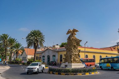 Mindelo, Sao Vicente Adası, Cape Verde - Ekim 07.2023: Mindelo, Cape Verde 'de kartal heykeli ile sokak sahnesi