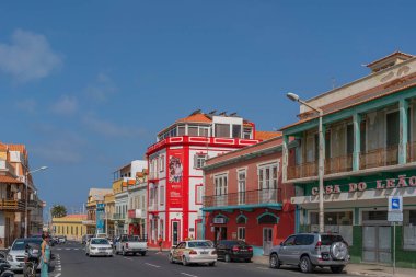 Mindelo, Sao Vicente Adası, Cape Verde - Ekim 07.2023: Mindelo, Cape Verde merkezindeki bina ile sokak sahnesi