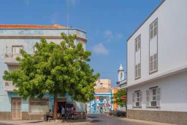 Mindelo, Sao Vicente Adası, Cape Verde - 12 Ekim 2023: Mindelo, Cape Verde 'de binalar ve bir ağacın bulunduğu sokak manzarası
