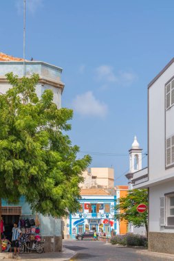 Mindelo, Sao Vicente Adası, Cape Verde - 12 Ekim 2023: Mindelo, Cape Verde 'de binalar ve bir ağacın bulunduğu sokak manzarası