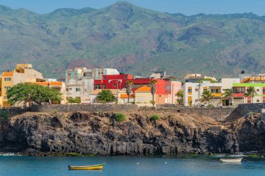 Sahil manzaralı Santo Antao 'da evler Atlantik Okyanusu' nda Porto Novo, Cape Verde