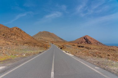 Santo Antao, Cape Verde Adaları 'nın kuru çöl dağlarında yol.