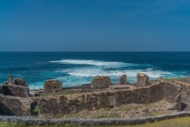 Atlantik Okyanusu manzarası. Santo Antao Adası 'nın kuzey kıyısında, Cape Verde' de bir sinagogun kalıntıları.