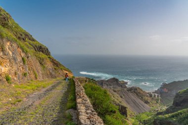 Atlantik okyanusu olan küçük bir yol, Santo Antao Adası kıyı manzaraları, Cape Verde.