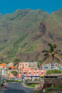 Ribeira Grande, Cape Verde - Ekim 10.2023: Cape Verde 'deki Santo Antao adasındaki binalarla Ribeira Grande caddesi manzarası