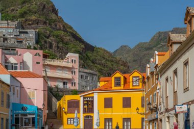 Ribeira Grande, Cape Verde - Ekim 10.2023: Cape Verde 'deki Santo Antao adasındaki binalarla Ribeira Grande caddesi manzarası