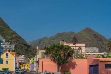 Ribeira Grande, Cape Verde - Ekim 10.2023: Cape Verde 'deki Santo Antao adasındaki binalarla Ribeira Grande caddesi manzarası