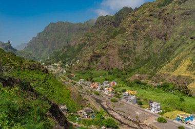 Büyük vadi manzarası volkanik dağlarla çevrili Santo Antao Adası, Cape Verde adaları yeşil çimlerle çevrili