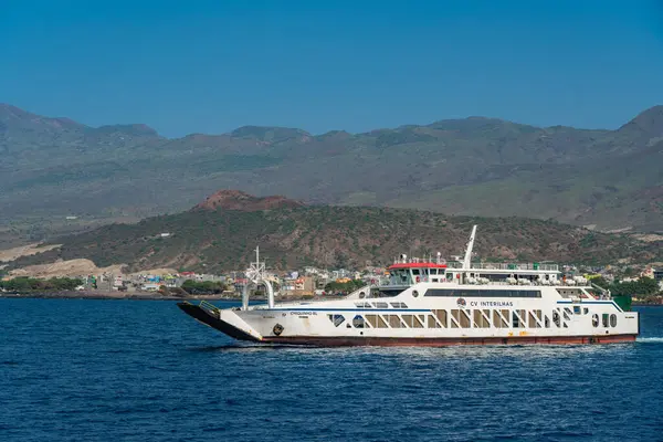 Vue Côtière Avec Ferry Sur Santo Antao Avec Océan Atlantique Images De Stock Libres De Droits