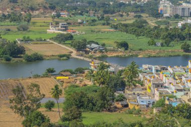Puttaparthi 'de Hindistan' da evleri ve nehri olan bir köyden manzara.