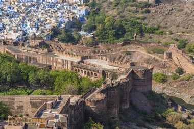 Jodhpur, Rajasthan, Hindistan 'daki Mehrangarh Kalesi' nin mavi kasaba ve duvarına bakın.