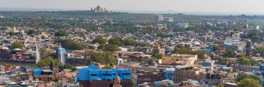 Jodhpur, Rajasthan 'daki Mehrangarh Kalesi' nin mavi kasaba ve duvarına bakın.