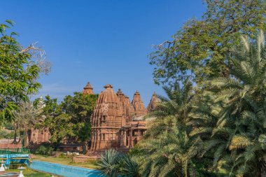 Mandore Bahçesi Tapınakları. Jodhpur, Rajasthan 'da palmiye ağaçları olan Mandore Bahçesi