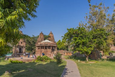 Mandore, Hindistan - Aralık 19.2023: Mandore Bahçesi Tapınakları. Mandore Bahçesi 'nde ağaçlar ve insanlar Jodhpur, Rajasthan' da