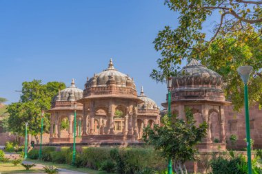Mandore Garden yolunda üç tapınak. Jodhpur, Rajasthan 'daki Mandore Bahçesi