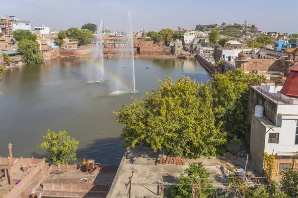Vista Lago Gulab Sagar Com Fonte Jodhpur Rajasthan Índia Fotos De Bancos De Imagens