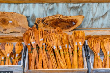 Valldemossa 'daki zeytin ağacından yadigarlar, dağdaki eski Akdeniz köyü, Mayorka ya da Mallorca adasının simgesi, İspanya