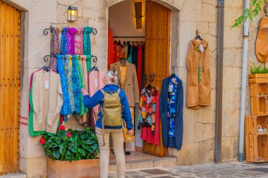 Valldemossa, İspanya - Ekim 29.2023: Mallorca adasının eski Akdeniz köyü Valldemossa 'daki bir dükkanda bir kadın