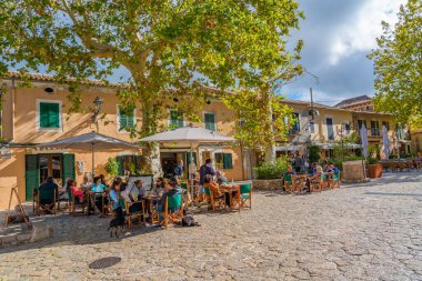 Valldemossa, İspanya - Ekim 29.2023: Valldemossa 'da eski Akdeniz köyü, İspanya' nın Mallorca kentinin simgesi