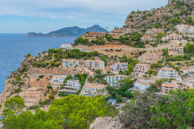 Port Andratx, İspanya 'nın Mallorca adasında evleri olan kıyı şeridi manzarası.