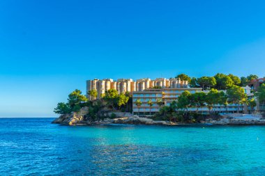 İspanya 'nın Mallorca adasında evleri olan Cala Vinyas kıyı şeridi manzarası