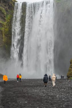 Skogafoss Şelalesi, İzlanda - 25 Mai 2024: Güney İzlanda 'da ünlü Skogafoss Şelalesi