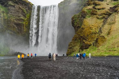 Skogafoss Şelalesi, İzlanda - 25 Mai 2024: Güney İzlanda 'da ünlü Skogafoss Şelalesi