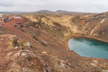 Mai 'de güneydoğu İzlanda' daki altın çemberde mavi krater gölü olan Kerid volkanı.