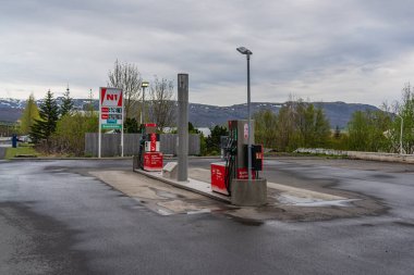 Laugarvatn, İzlanda - Mai 26.2024: N1 şirketinin İzlanda petrol istasyonu - İzlanda manzarasında şirket logoları ve benzin fiyatları