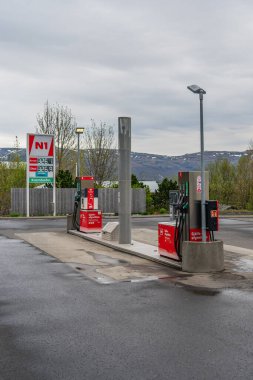 Laugarvatn, İzlanda - Mai 26.2024: N1 şirketinin İzlanda petrol istasyonu - İzlanda manzarasında şirket logoları ve benzin fiyatları