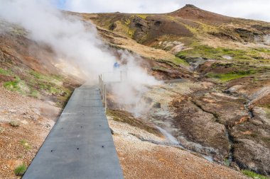 İzlanda 'daki Hveradalir Jeotermal Bölgesi Bulutlar ve mavi gökyüzü ile güneşli bir bahar günü