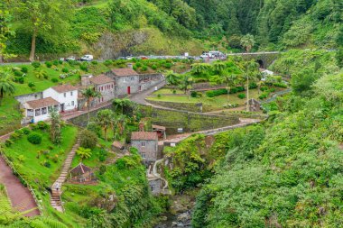 Parque Natural da Ribeira dos Caldeiroes, Sao Miguel, Azores, Portekiz 'deki şelalenin manzarası