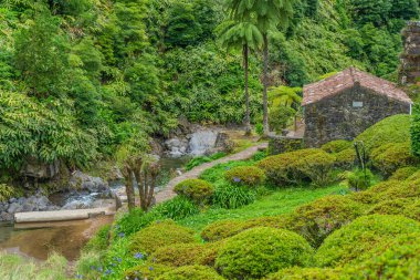 Parque Doğal da Ribeira dos Caldeiroes, Sao Miguel, Azores 'deki nehirdeki eski taş ev.