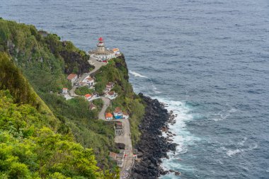 Sao Miguel, Azores Adası 'ndaki Nordeste kasabası yakınlarındaki Deniz feneri Ponta do Arnel.