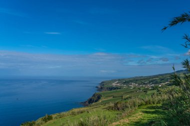 Atlantik Okyanusu 'nun kıyısı ve Ponta da Ferraria, Ponta Delgada, Sao Miguel Adası, Azores, Portekiz' deki yeşil çayırlar.