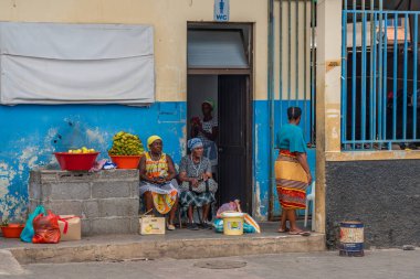 Tarrafal, Cape Verde - 10 Haziran 2024: Cape Verde Adası 'nda kadınların sokakta meyve sattığı kasaba manzarası