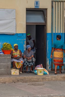 Tarrafal, Cape Verde - 10 Haziran 2024: Cape Verde Adası 'nda kadınların sokakta meyve sattığı kasaba manzarası