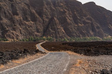 Pico do Fogo Krateri 'ndeki taş yol şarap köyü Cha das Caldeiras, Cape Verde Fogo Adası